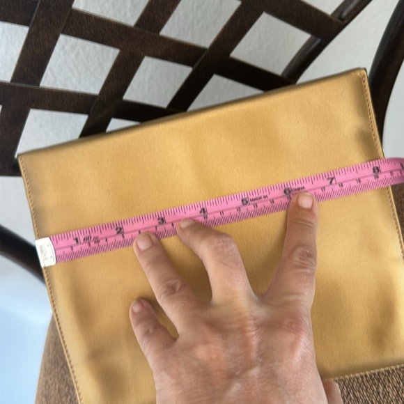 Salvatoree Ferragamo 2 way may gold evening bag. - Picture 12 of 14